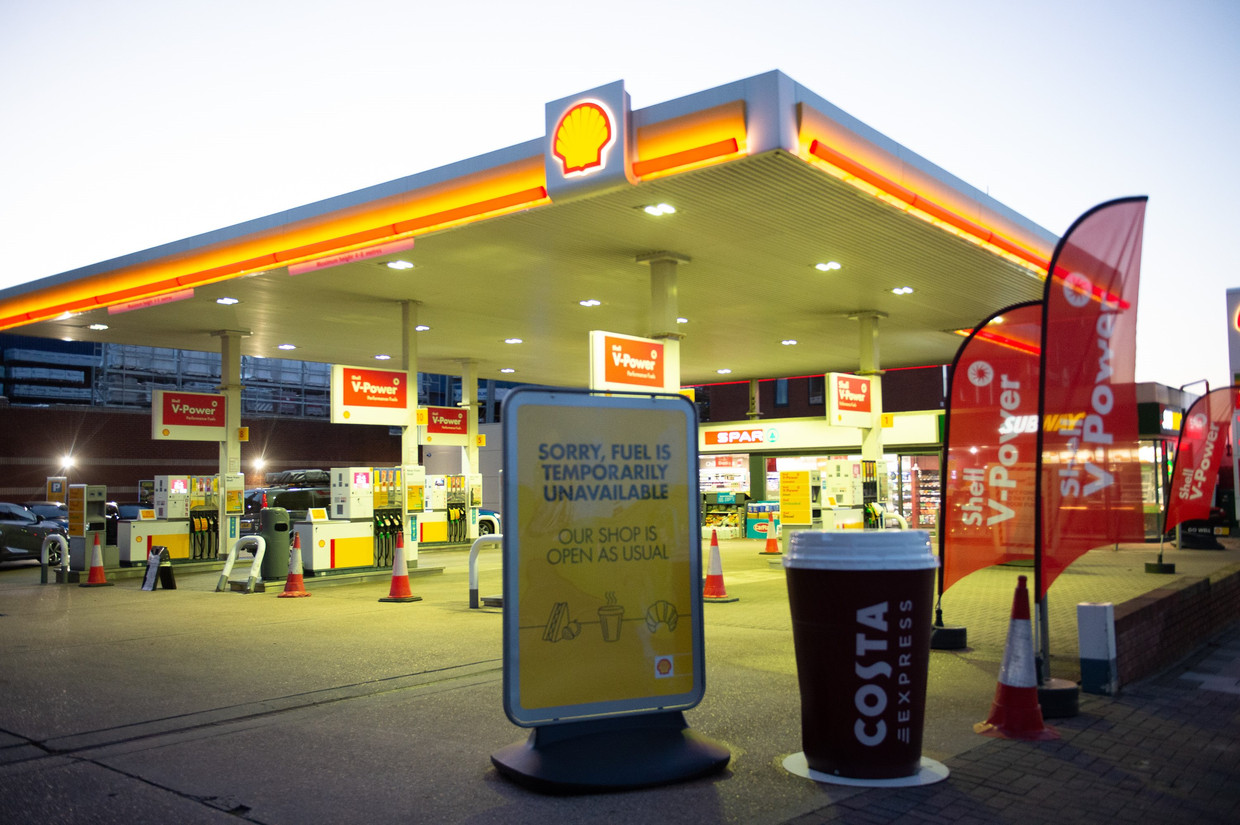 Een Shell-tankstation in Londen zit zonder brandstof. Beeld Photo News
