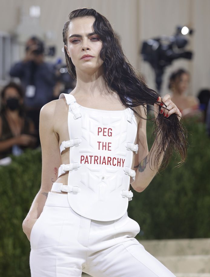 Cara Delevingne op het Met Gala 2021.