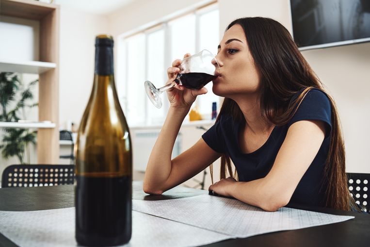 De ondervraagden geven aan dat ze meer drinken, onder meer uit verveling en isolement. Beeld Getty Images/iStockphoto