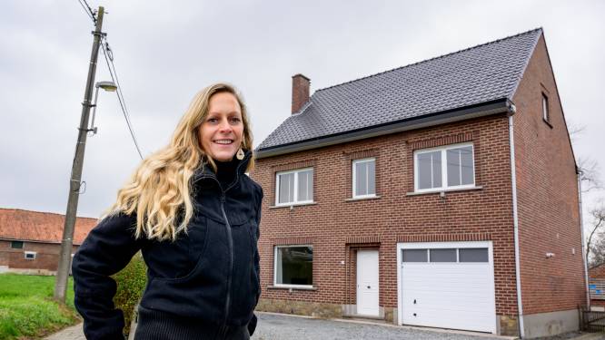 Sofie (45) kocht haar woning voor 220.000 euro, maar nu is die een pak meer waard: “Dankzij de hulp van mijn vader en nonkel in het huis”