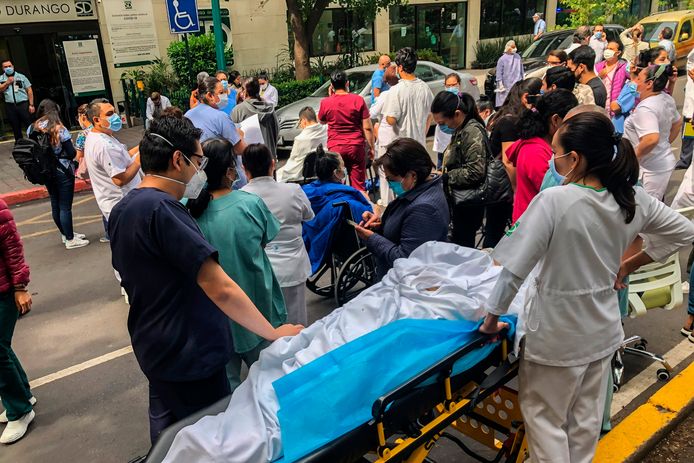 Patiënten en ziekenhuispersoneel staan buiten in Mexico-stad.