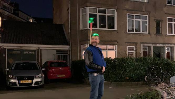 Deze Rotterdammer loopt met laserstraal over straat: zo houd je 1,5 meter afstand
