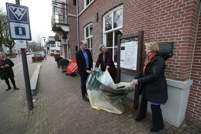 De onthulling van de nieuwe Van Gogh-wandelroute bij het Vincentre in Nuenen, door Frank van den Eijnden, Heleen Huisjes en Anneke Boezeman (vlnr).