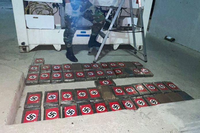 Het is de eerste keer dat de antidrugspolitie een lading cocaïne onderschept met symbolen van nazi-Duitsland.