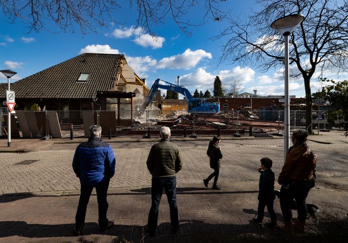 De sloop van café-zaal 't Aambeeld in Stiphout in maart  dit jaar.