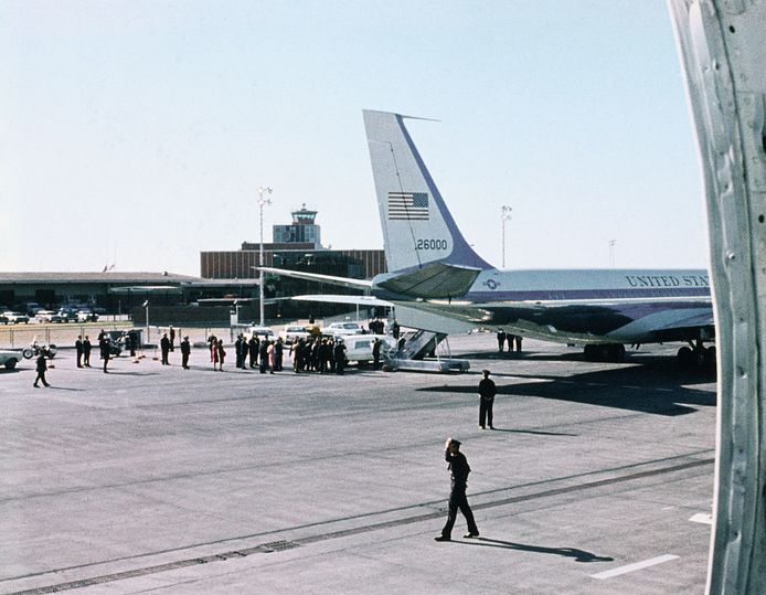 The funeral of the murdered president took place at Love Field Airport in Dallas to be transported from there to the White House on board the presidential plane, Air Force One.