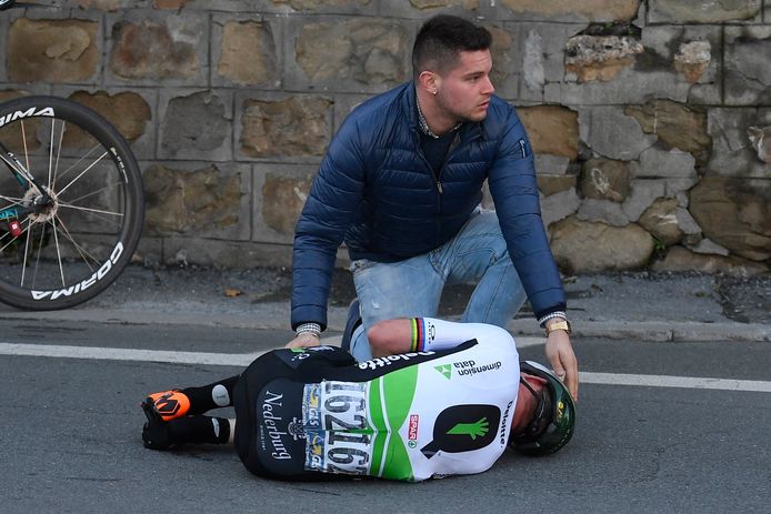 Mark Cavendish blijft liggen in Milaan-Sanremo 2018, nadat hij op een verkeersobstakel reed.