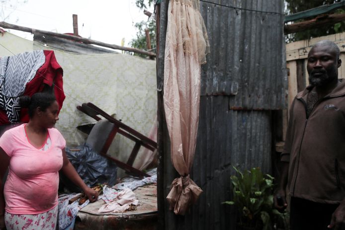 Een man en een vrouw staan in hun door de orkaan verwoeste huis in Higuey in de Dominicaanse Republiek.