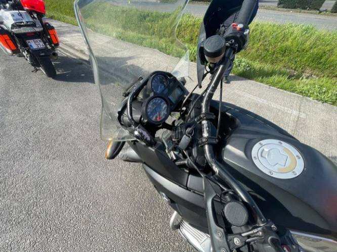 Motorrijder met levenslang rijverbod gevat na  achtervolging op N16: “Eén groot geluk gehad”