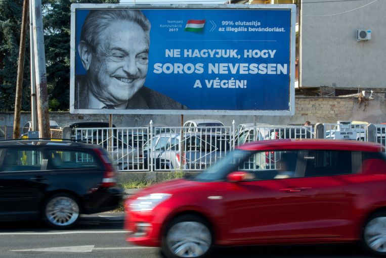 Campagneposter met daarop George Soros en de tekst: ‘Laat Soros niet het laatst lachen’. Beeld AFP