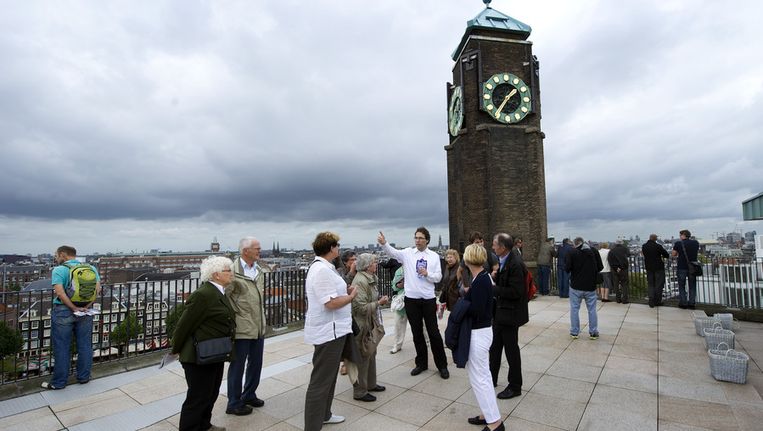 Belangstellenden wandelen in 2011 op het dak van The Bank aan het Rembrandplein tijdens de Open Monumentendag. Beeld anp