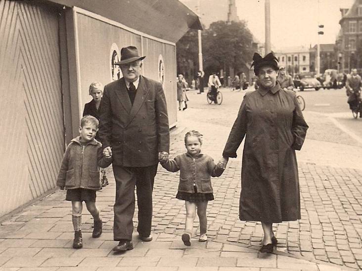 Door de witte vitrage zag ik stiekem de beelden van een brallende Hitler    
