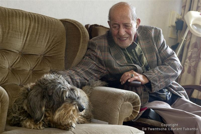 Herman Beelen met zijn hondje Chica, het beestje is zaterdagmorgen overleden