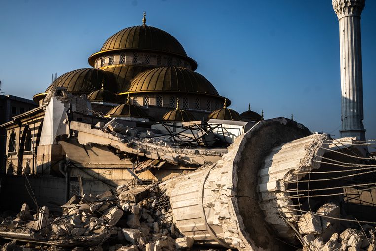 Antakya, Hatay, Turkije. Bijna twee weken na de enorme aardbeving ligt de regio nog geheel in puin. Tienduizenden mensen zijn overleden.  Beeld Joris van Gennip