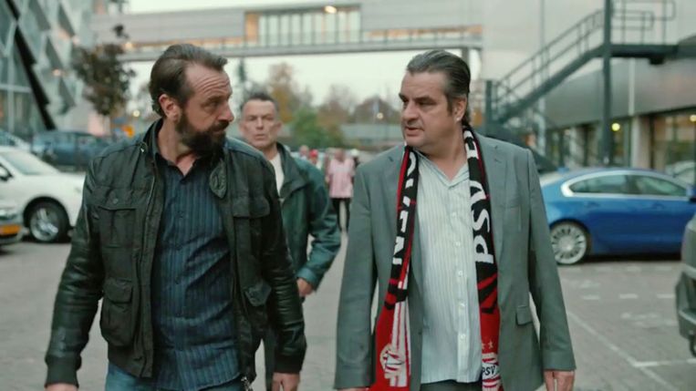 ‘Ik zou een heel slechte undercoveragent zijn. Na de eerste fles wijn samen zou ik al meteen zeggen: ‘Ferry, ik ben een flik. Laten we daarop drinken!’’ (Foto: met Tom Waes in ‘Undercover’) Beeld VRT