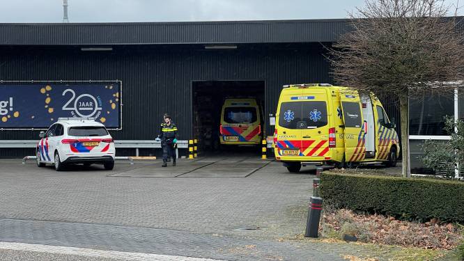 Slachtoffer bedrijfsongeval in Rijssen met spoed naar het ziekenhuis, traumaheli geannuleerd