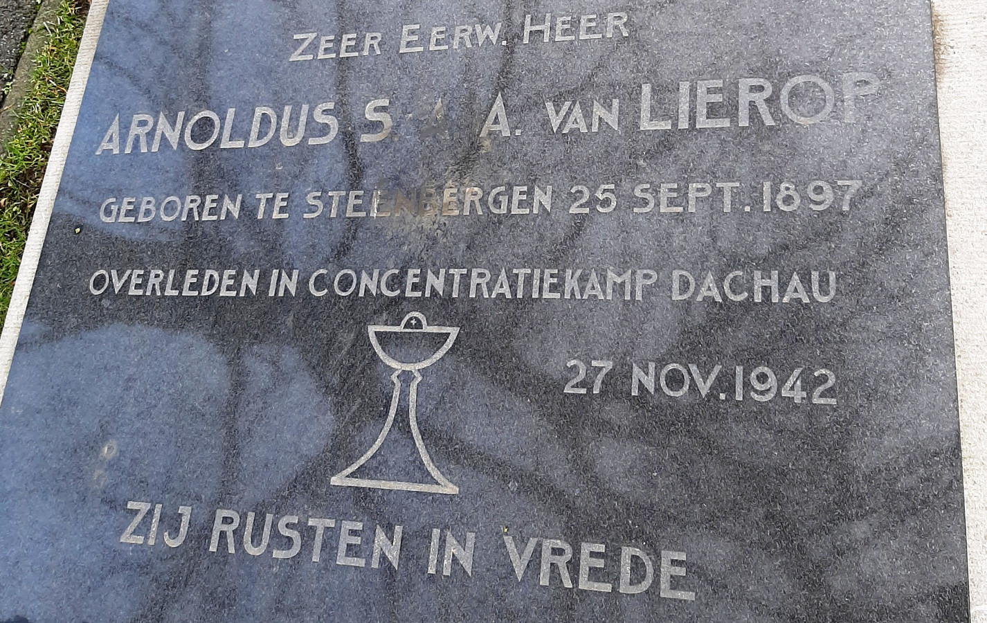 Graf van de ouders van Arnold van Lierop op de rooms-katholieke begraafplaats in Steenbergen, met vermelding van hun overleden zoon Arnold.