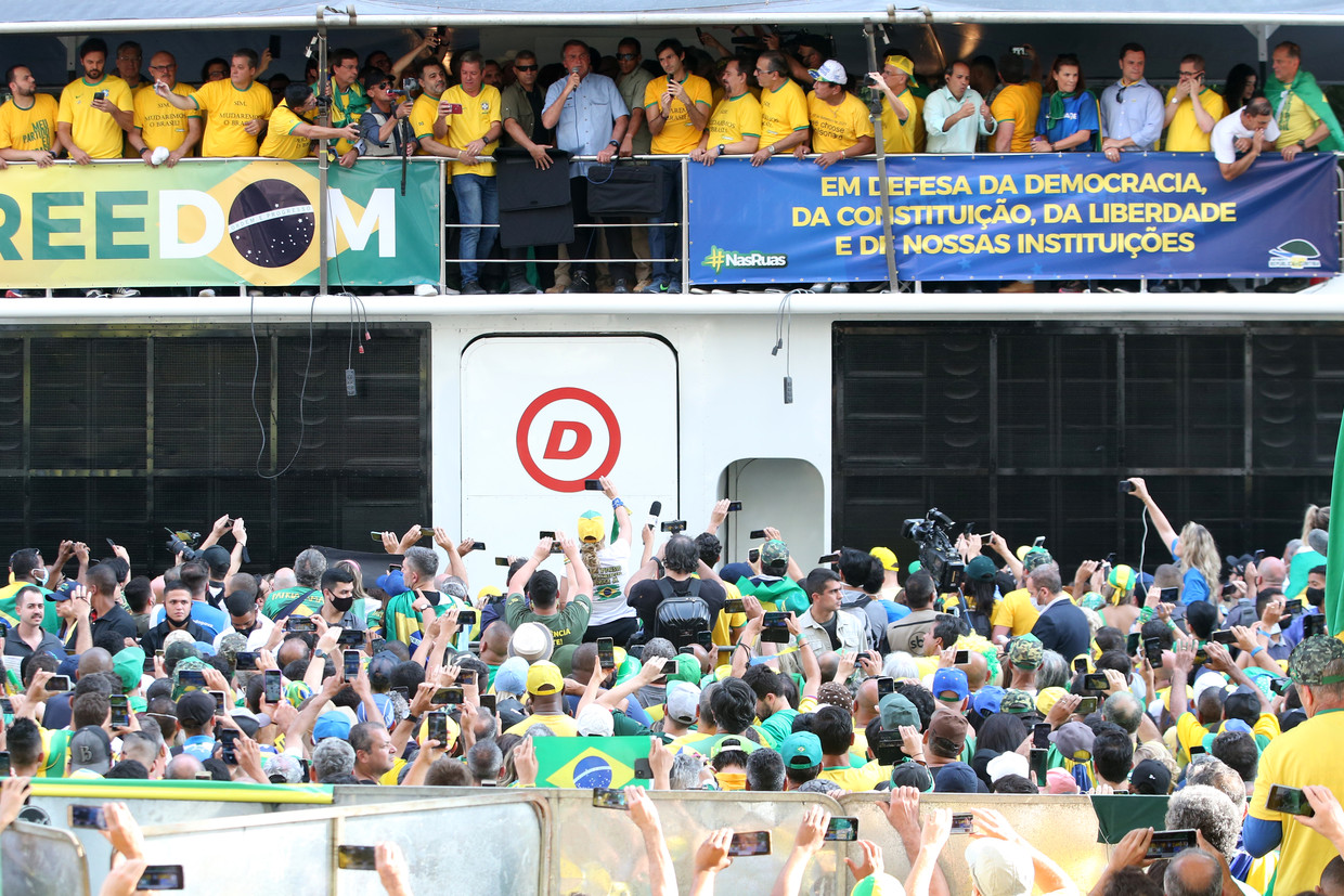 Il presidente Bolsonaro minaccia di commettere violenze contro i migliori giudici brasiliani