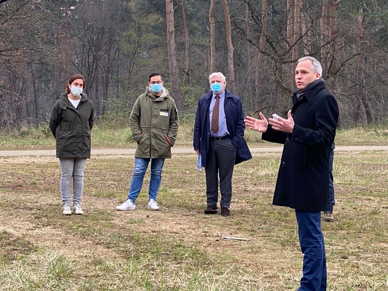 De ministers Zuhal Demir (l.) en Matthias Diependaele (r.) aan de Mechelse Heide in het Nationaal Park Hoge Kempen. Beeld Marco Mariotti