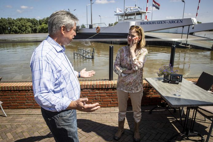 Demissionair minister Cora van Nieuwenhuizen (Infrastructuur en Waterstaat) in gesprek met Patrick van der Broeck, dijkgraaf van Waterschap Limburg, tijdens een bezoek aan het door overstromingen getroffen Limburg.