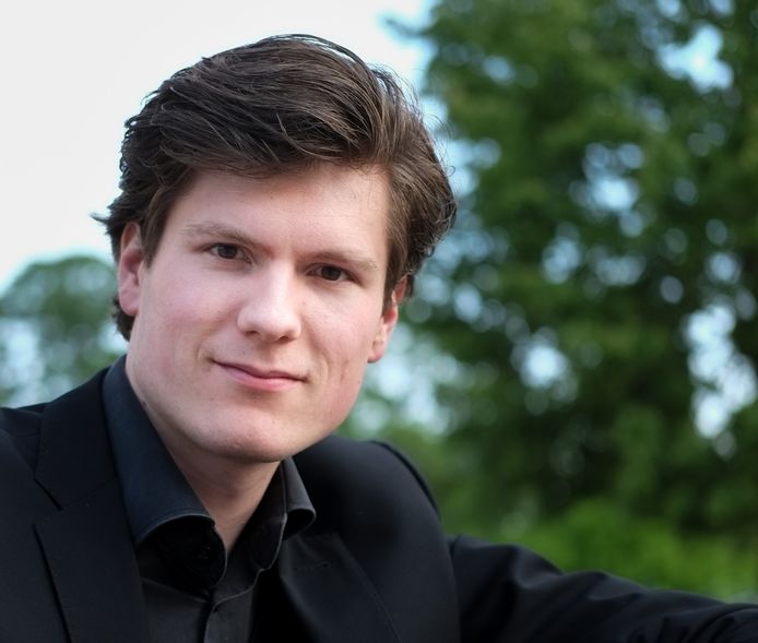 De Nederlandse bariton Vincent Kusters:  ,,Voor zowel spreken als zingen geldt: forceer je stem nooit. Ik pas ook als ik luid moet spreken zangtechniek toe.”