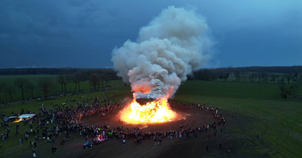 Onder moeders paraplu kijken naar het paasvuur of snel de feesttent in: hoe ging dat bij jou?