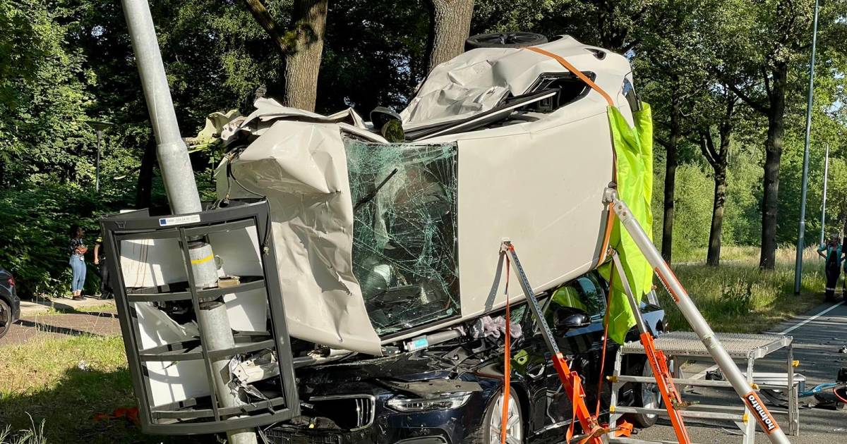 Auto rolt sloot in na botsing met ander voertuig in t Veld.