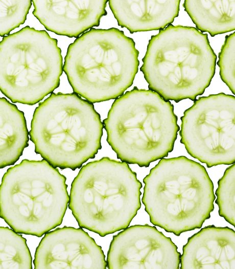 Zo snijd je altijd plakjes komkommer die even dik zijn (met een vreemd hulpmiddel)