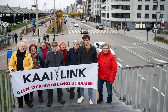 Een aantal leden van burgercollectief KaaiLink aan de trappen naar het Zuiderterras, aan de Sint-Jansvliet.