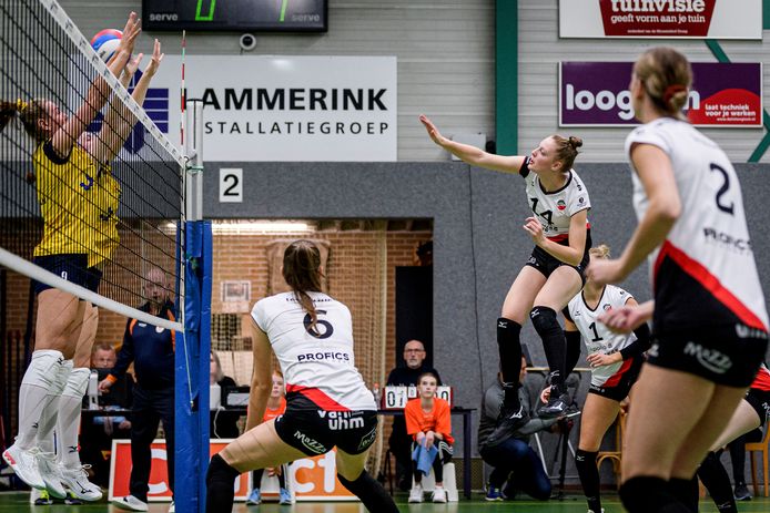 Beeld uit de volleybalderby in de eredivisie: Set-Up’65 (geel) - Apollo 8.
