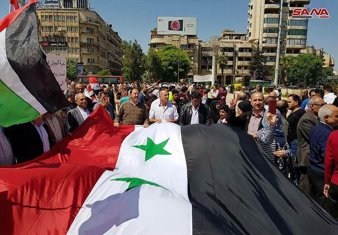 Aanhangers van het Assad-regime trokken met Syrische vlaggen de straat op in Damascus, enkele uren na de Amerikaanse, Britse en Franse luchtaanvallen.