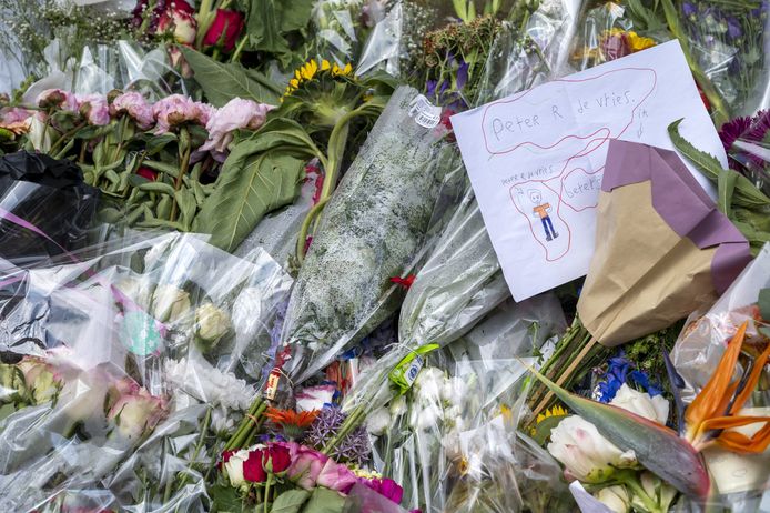 Bloemen, kaarsjes en steunbetuigingen aan Peter R. de Vries in de Lange Leidsedwarsstraat in het centrum van Amsterdam