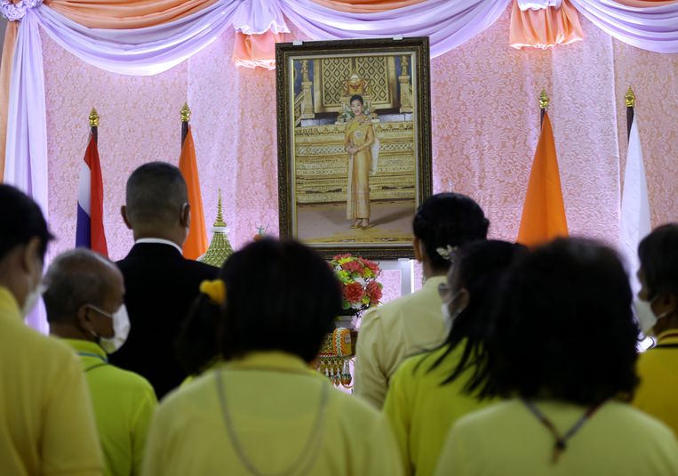 Mensen bidden voor het portret van de Thaise prinsess Bajrakitiyabha voor haar beterschap. De oudste dochter van koning Vajiralongkorn ligt al sinds december in het ziekenhuis met hartproblemen.  Beeld ANP / EPA