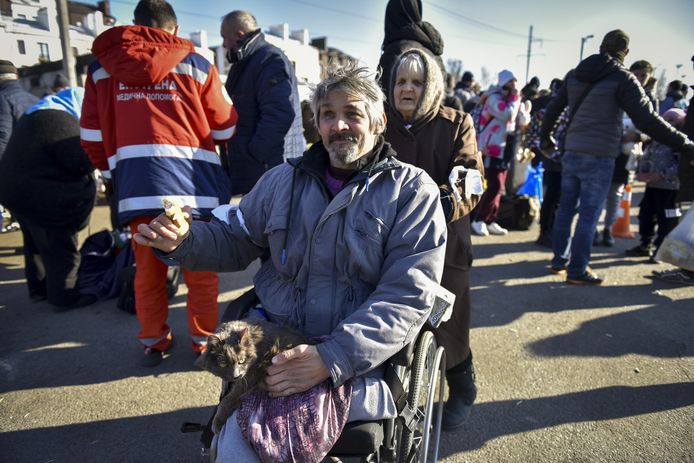 Mensen worden geëvacueerd uit een dorp in de buurt van Kiev.