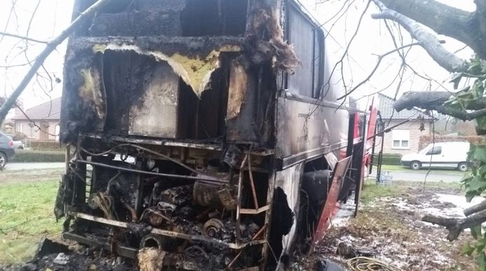De bus van IKO-Beobank brandde volledig uit.