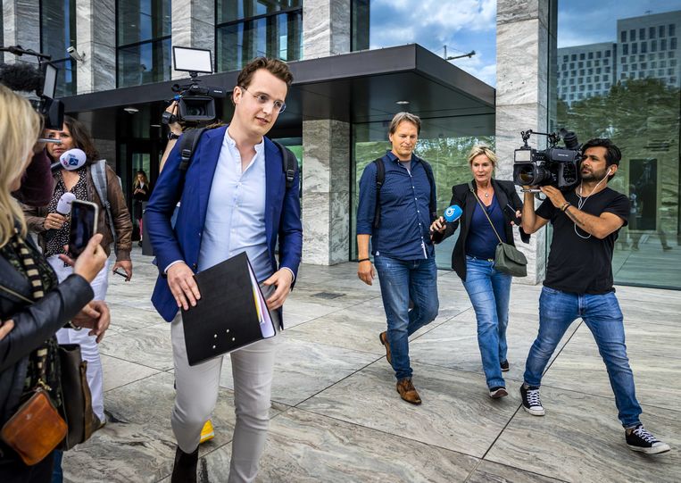 Sywert van Lienden (L) verlaat de rechtbank van Amsterdam samen met zakenpartner Camille van Gestel (derde van rechts).  Beeld ANP