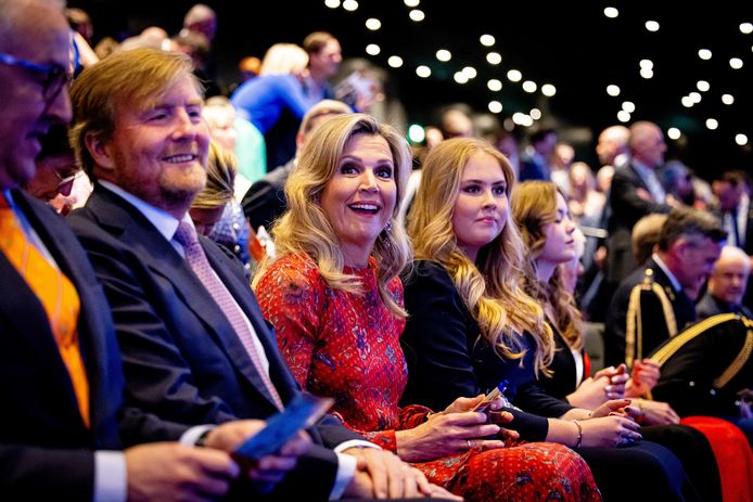 Il re Willem-Alexander, la regina Maxima, la principessa Amalia e la principessa Ariane al concerto del King's Day.