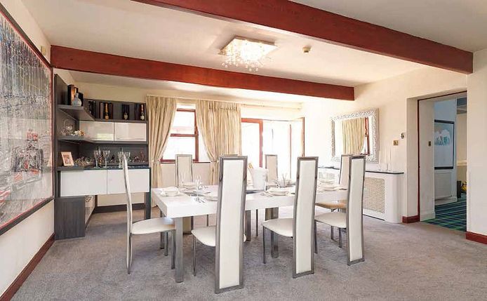 Een eetkamer met acht zitplaatsen, zodat Capaldi genoeg plaats heeft om vrienden en familie uit te nodigen voor een diner.