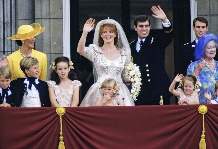 Sarah Ferguson en haar kersverse echtgenoot prins Andrew op hun trouwdag.