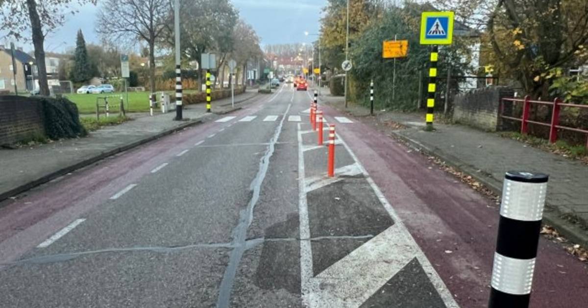 Reflectorpaaltjes geplaatst op brug Stationsstraat in Schinnen