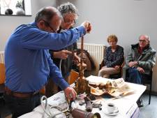 Dolgelukkig na reparatie: vrijwilligers Repair Café vinden het fijn dat ze mensen kunnen helpen