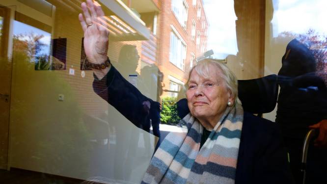 Na weken van eenzaamheid eindelijk weer bezoek voor Nel (89) in het verpleeghuis