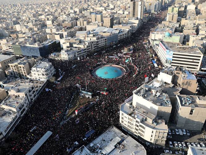 Duizenden mensen herdenken Soleimani in Teheran, dochter waarschuwt VS voor “donkere dag”
