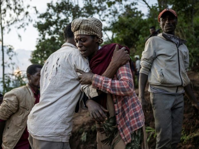 Une femme est reconfortée par un habitant, le 24 juillet 2024, à Kencho Shacha Gozdi, dans le sud de l'Ethiopie, théâtre d'un glissement de terrain très meurtrier