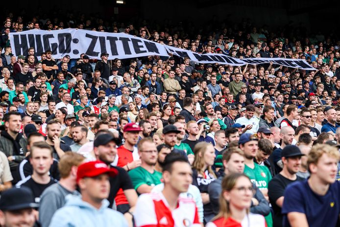 Supporters van Feyenoord met de tekst: Hugo: Zitten en muil houden.