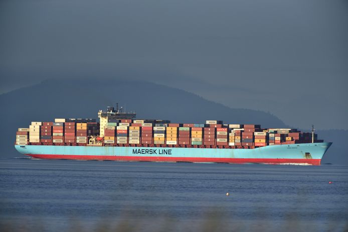Een vrachtschip met 69 containers afval arriveert in de haven van Tsawwassen.