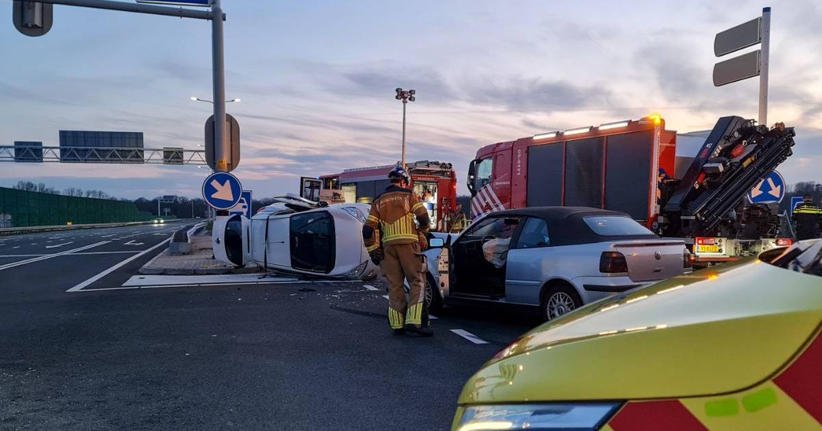 Kettingbotsing in Haarle: vijf kapotte voertuigen, één persoon gewond naar het ziekenhuis.