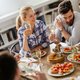 Samen of alleen eten, wat is gezonder?