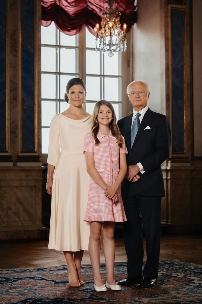 Re Carl Gustaf con la principessa ereditaria Vittoria e la principessa Estelle.