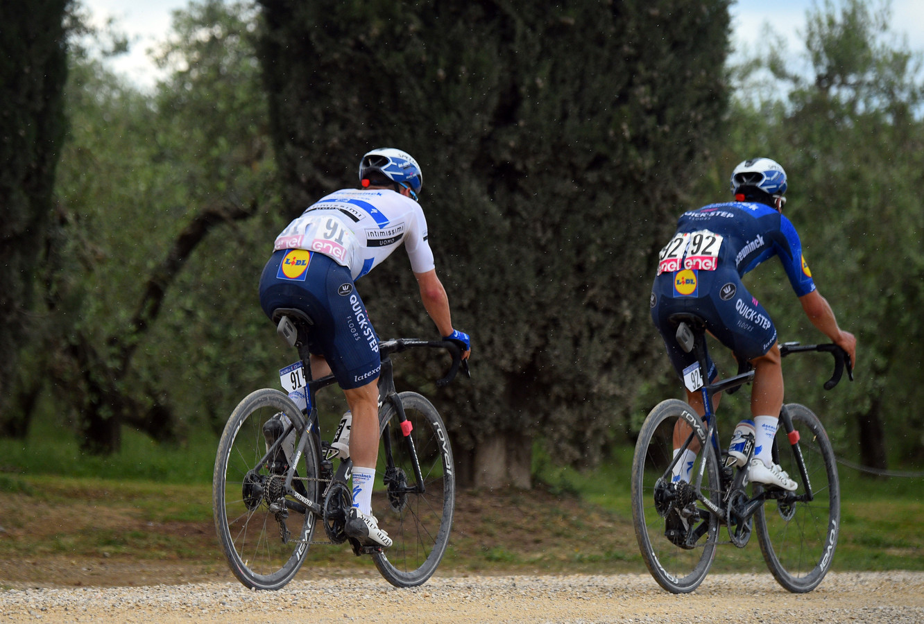 Remco Evenepoel achter João Almeida.